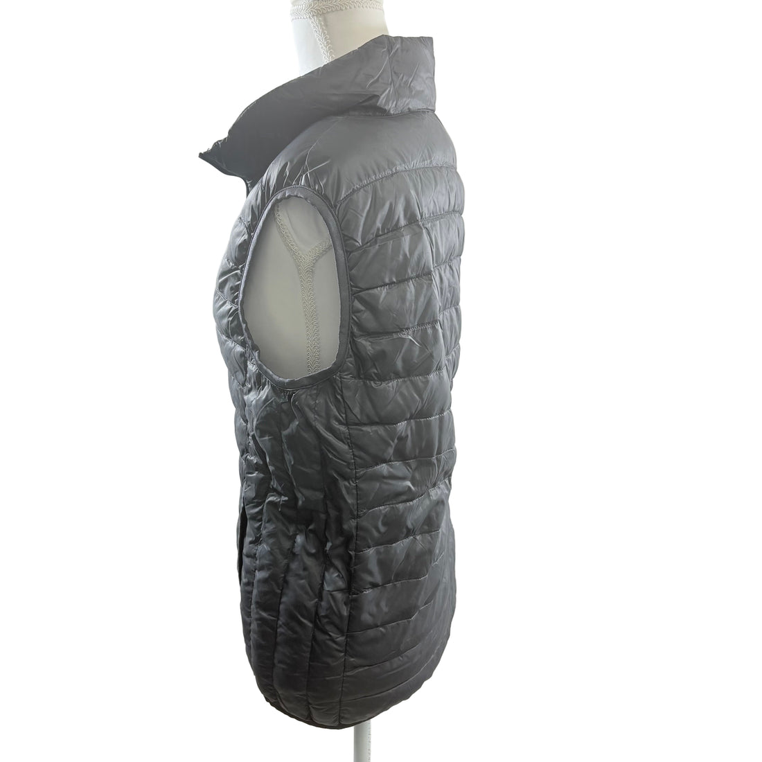 Uni Qlo down filled light weight vest, size S