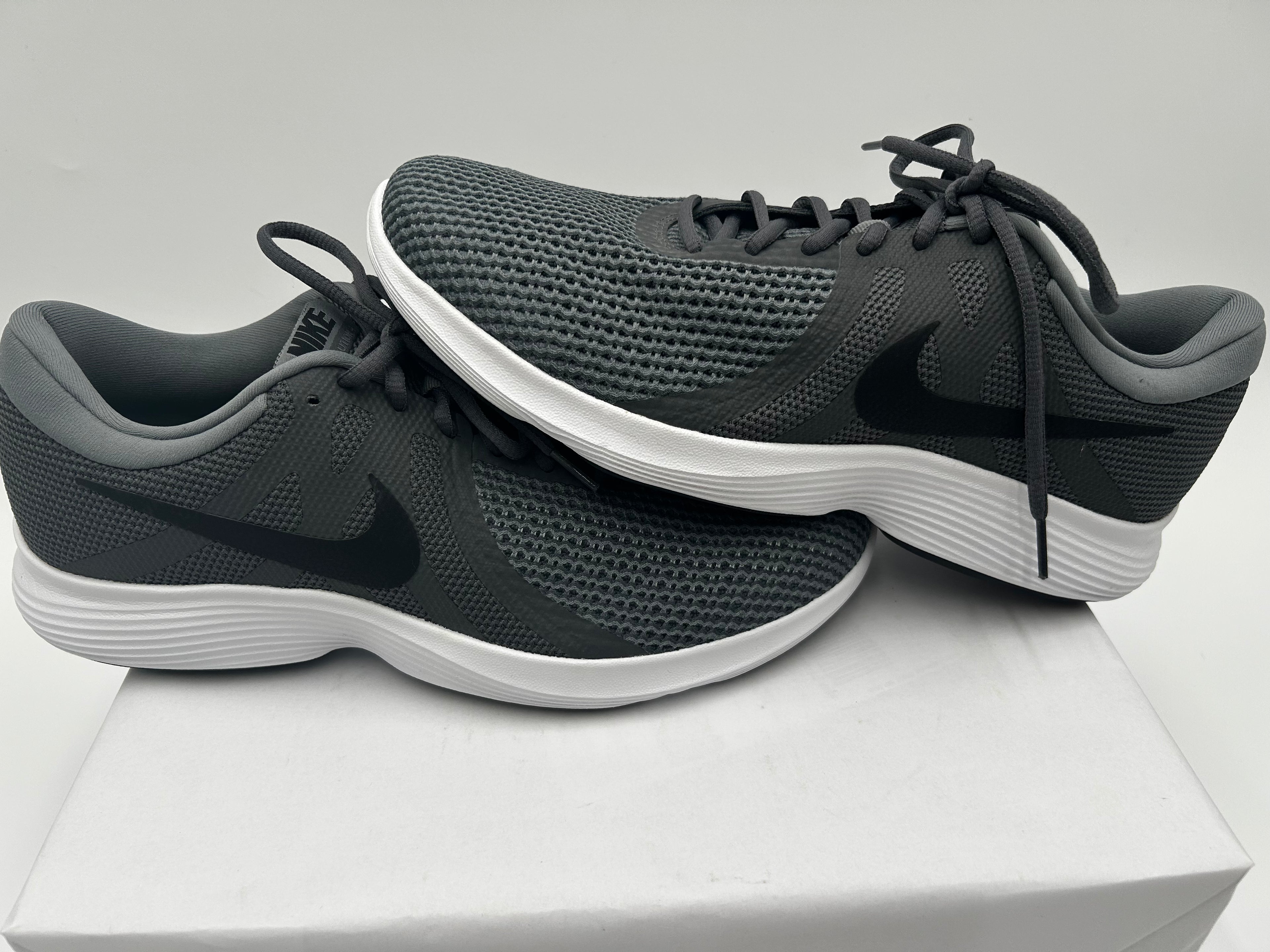 Nike Revolution 4