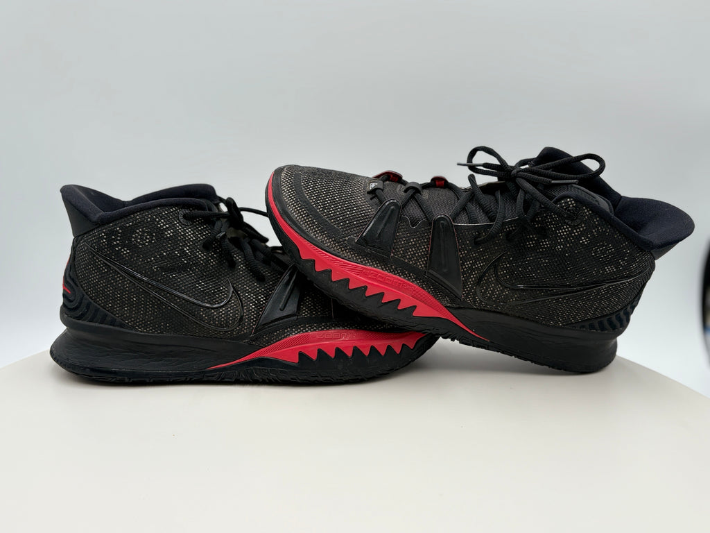 Black and red basketball shoes on a white background - Side - Outward